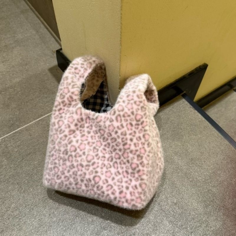 Леопардова плюшена чанта с две дръжки, форма на кутия, урбан стил, подплата: нетъкан текстил, горно отваряне