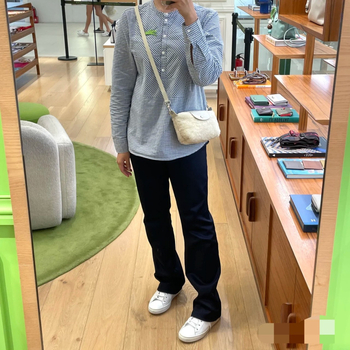 Дамска чанта от естествена кожа с агнешка козина, хоризонтална квадратна форма, заключване с ключалка, вътрешен джоб за телефон, подплата от супер влакна, едностранна презрамка