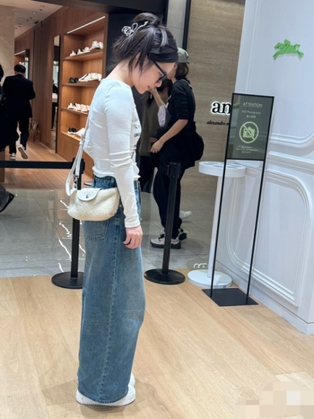 Дамска чанта от естествена кожа с агнешка козина, хоризонтална квадратна форма, заключване с ключалка, вътрешен джоб за телефон, подплата от супер влакна, едностранна презрамка