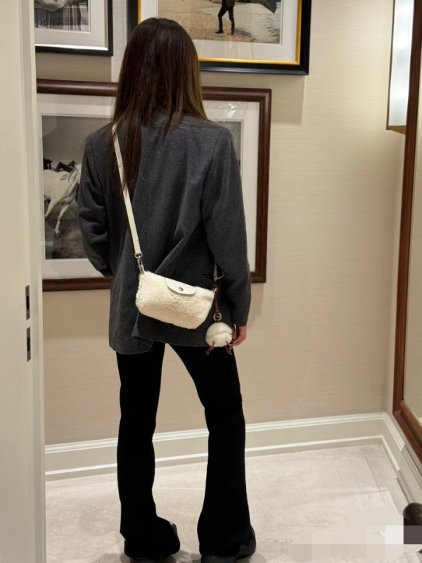 Дамска чанта от естествена кожа с агнешка козина, хоризонтална квадратна форма, заключване с ключалка, вътрешен джоб за телефон, подплата от супер влакна, едностранна презрамка