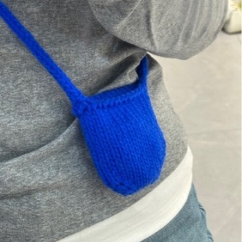 Kružna crossbody torbica za telefon s poklopcem, pliš materijal, street style.