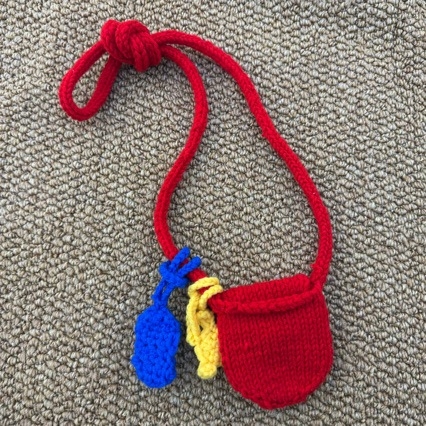 Kružna crossbody torbica za telefon s poklopcem, pliš materijal, street style.