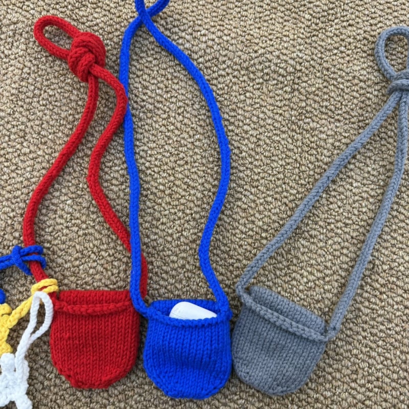 Kružna crossbody torbica za telefon s poklopcem, pliš materijal, street style.