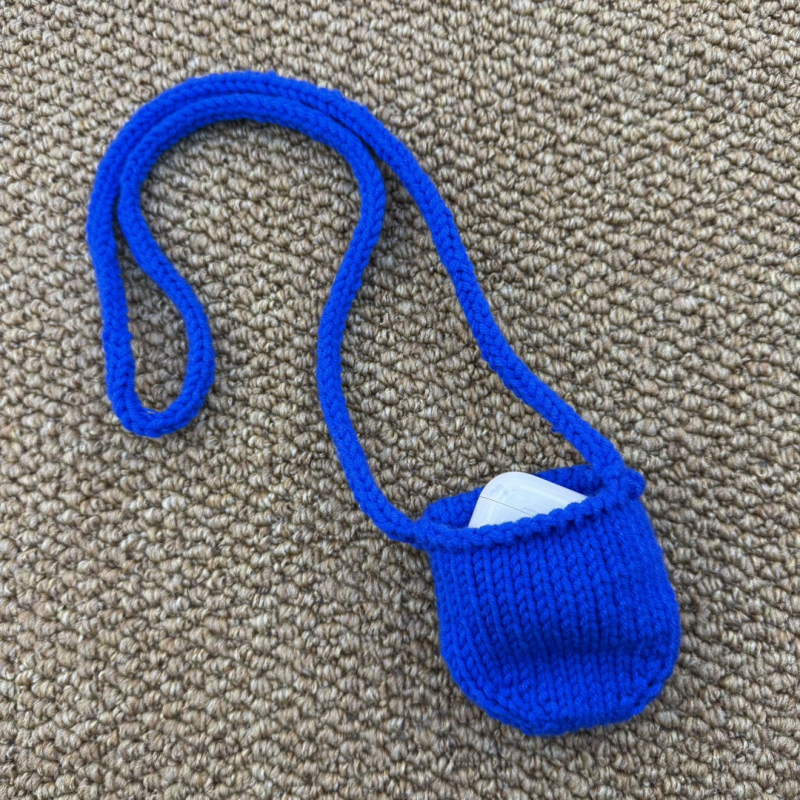Kružna crossbody torbica za telefon s poklopcem, pliš materijal, street style.