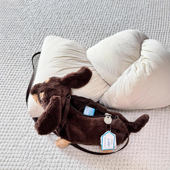 Τσάντα ώμου με λούτρινο σκύλο Ντάχσουντ – πολύ απαλό κοντό λούτρινο, γέμισμα PP βαμβάκι, μάρκα 007