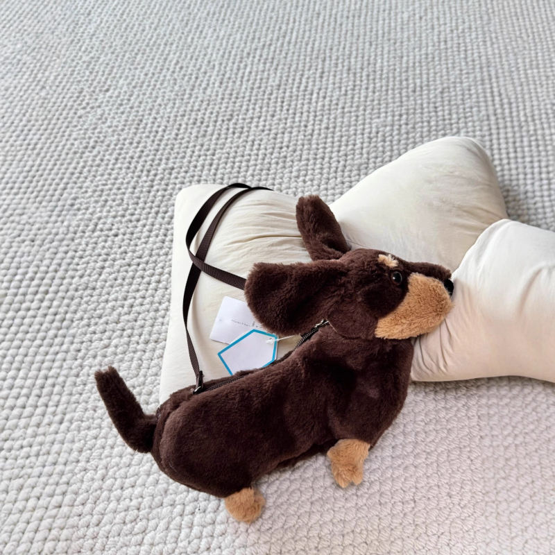 Τσάντα ώμου με λούτρινο σκύλο Ντάχσουντ – πολύ απαλό κοντό λούτρινο, γέμισμα PP βαμβάκι, μάρκα 007