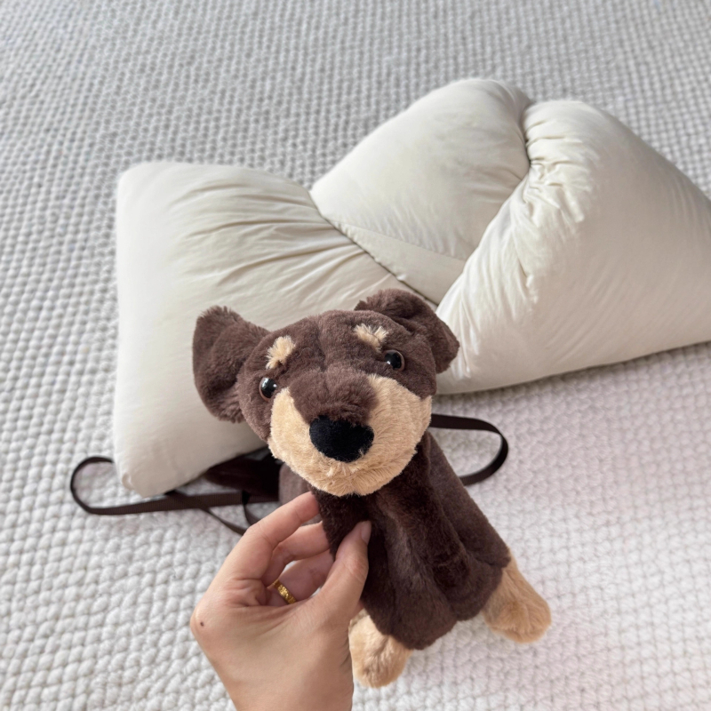 Τσάντα ώμου με λούτρινο σκύλο Ντάχσουντ – πολύ απαλό κοντό λούτρινο, γέμισμα PP βαμβάκι, μάρκα 007