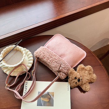 Korejskog stila velur crossbody torba, vertikalnog kvadratnog oblika, magnetno zatvaranje, pogodna za svakodnevnu upotrebu