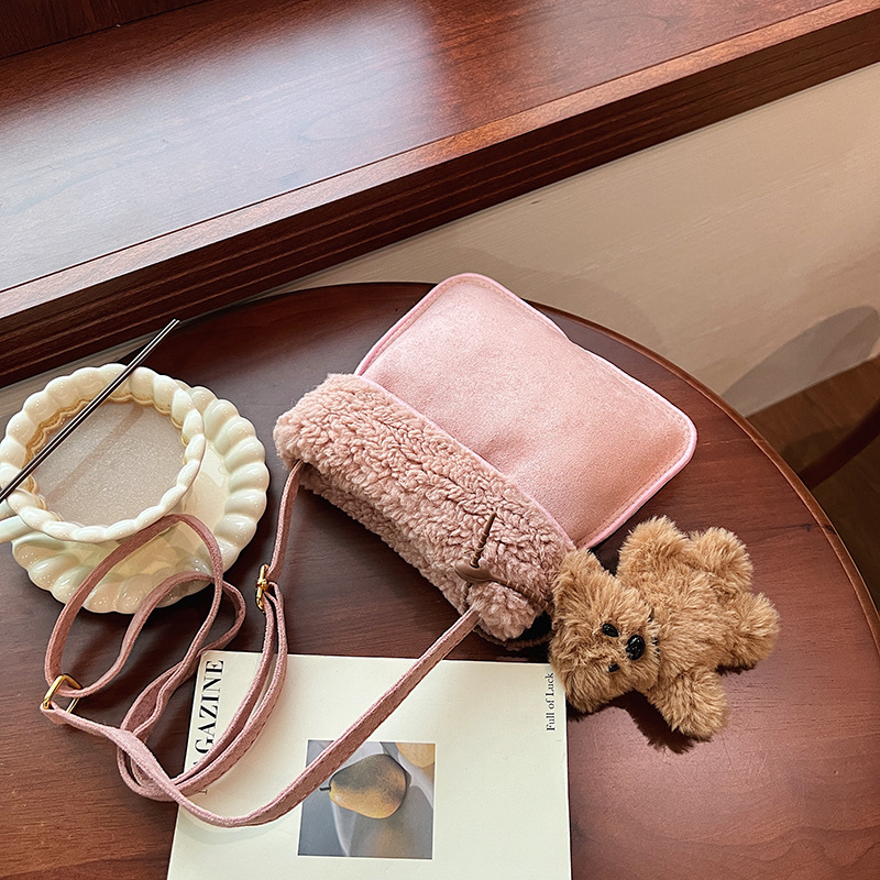 Korejskog stila velur crossbody torba, vertikalnog kvadratnog oblika, magnetno zatvaranje, pogodna za svakodnevnu upotrebu