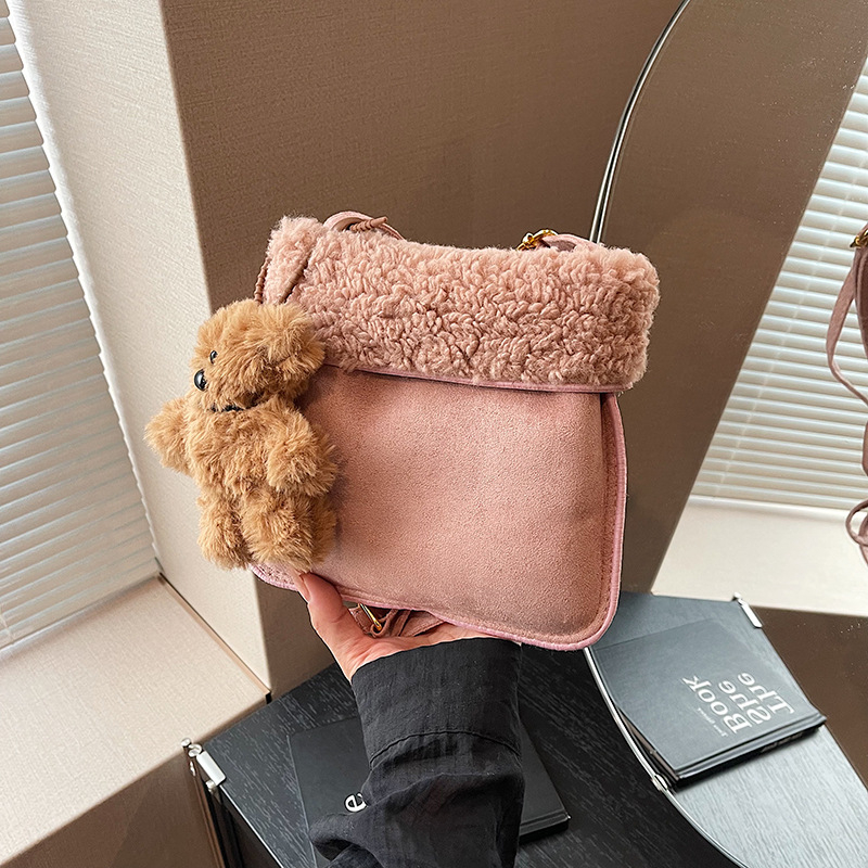Korejskog stila velur crossbody torba, vertikalnog kvadratnog oblika, magnetno zatvaranje, pogodna za svakodnevnu upotrebu