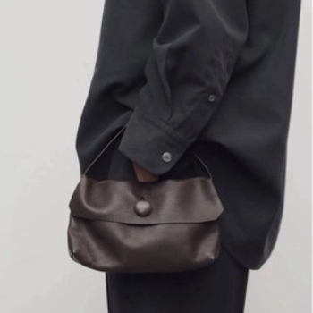 Valódi bőrből készült kézitáska városi minimalist stílusban, vízszintes négyszög alakú, zárás fedél, belső dokumentumzseb