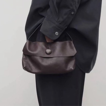 Valódi bőrből készült kézitáska városi minimalist stílusban, vízszintes négyszög alakú, zárás fedél, belső dokumentumzseb