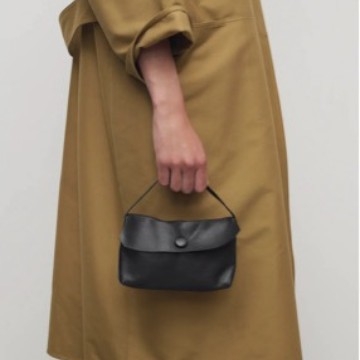 Valódi bőrből készült kézitáska városi minimalist stílusban, vízszintes négyszög alakú, zárás fedél, belső dokumentumzseb