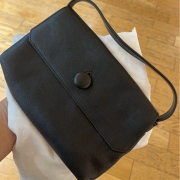 Valódi bőrből készült kézitáska városi minimalist stílusban, vízszintes négyszög alakú, zárás fedél, belső dokumentumzseb