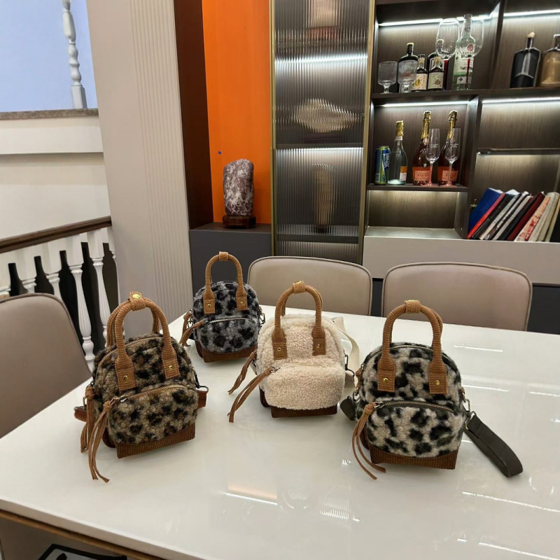 Кросбоди чанта от вълнен плат, вертикална квадратна форма, цип за закопчаване, полиестрова подплата, джоб за мобилен телефон