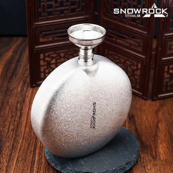 Snow Rock tiszta titánból készült borflakon — kör alakú, kompakt és hordozható kültéri használatra, zárható