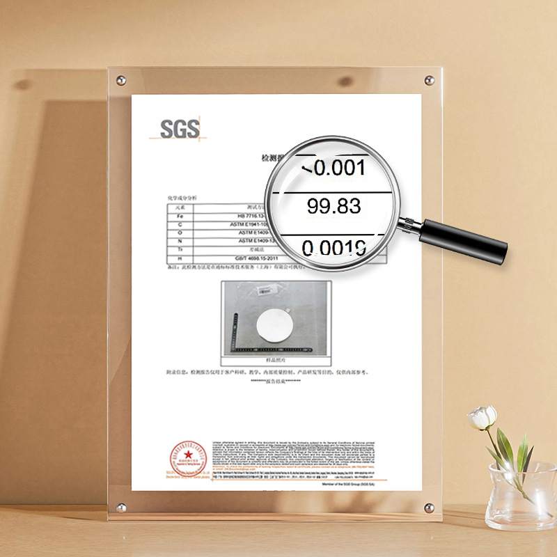 Snow Rock tiszta titánból készült borflakon — kör alakú, kompakt és hordozható kültéri használatra, zárható