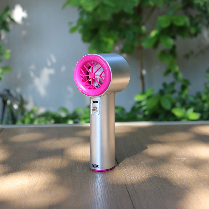 Ručni USB ventilator s brushless motorom, ugrađena litij‑ionska baterija, USB punjenje, digitalni zaslon, 6 brzina