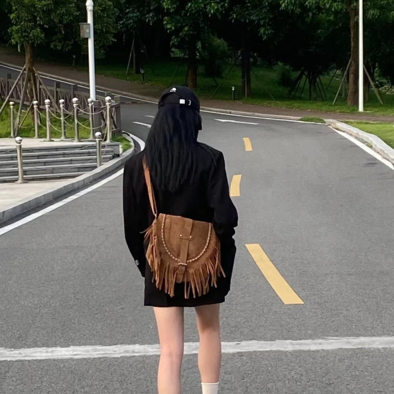 Чанта с ресни от изкуствен велур, кръгла форма, капаково отваряне, джоб с цип