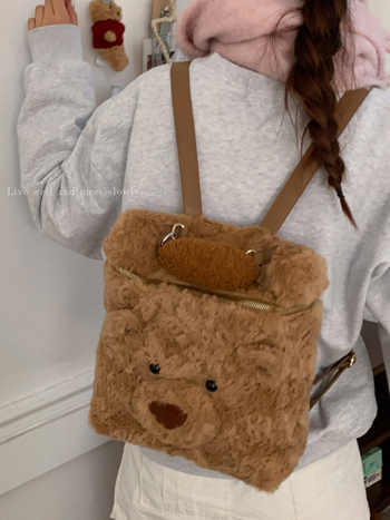 Плюшена раница с мече — градски минималистичен стил, зима 2025, подплата полиестер, цип за затваряне, вътрешен джоб с цип