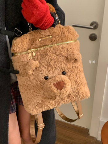 Плюшена раница с мече — градски минималистичен стил, зима 2025, подплата полиестер, цип за затваряне, вътрешен джоб с цип