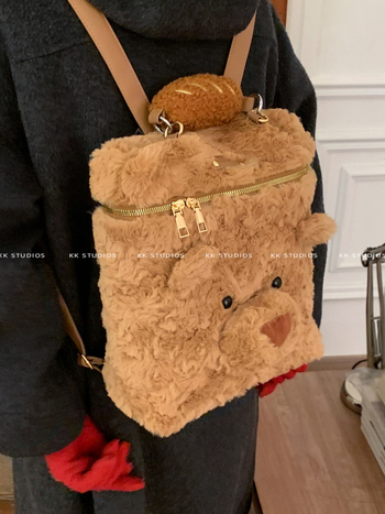 Плюшена раница с мече — градски минималистичен стил, зима 2025, подплата полиестер, цип за затваряне, вътрешен джоб с цип