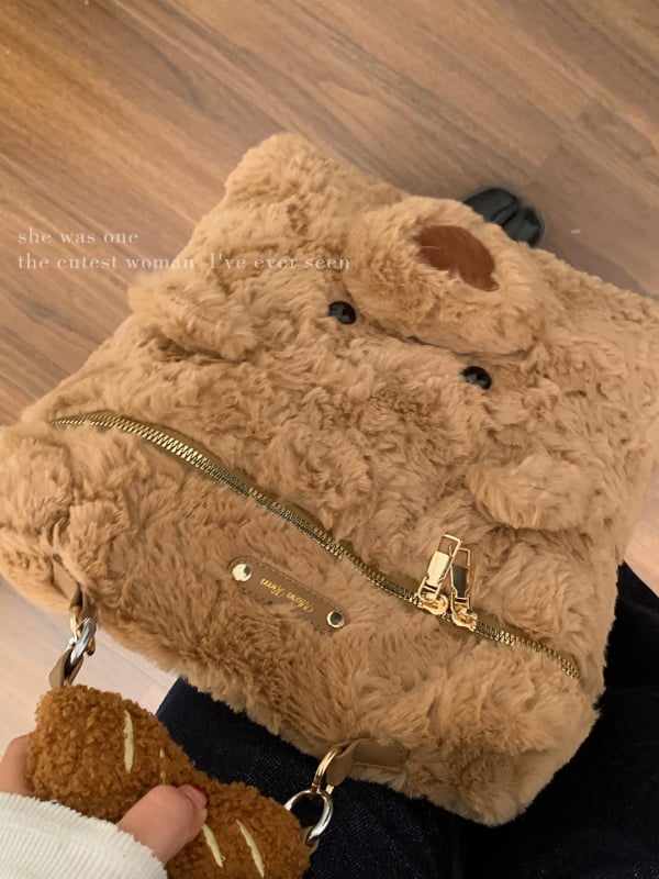 Плюшена раница с мече — градски минималистичен стил, зима 2025, подплата полиестер, цип за затваряне, вътрешен джоб с цип