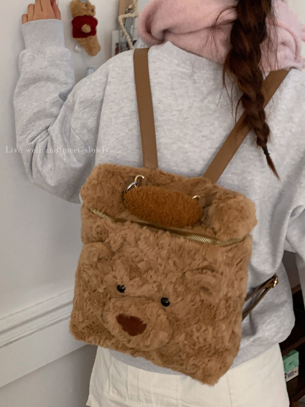 Плюшена раница с мече — градски минималистичен стил, зима 2025, подплата полиестер, цип за затваряне, вътрешен джоб с цип