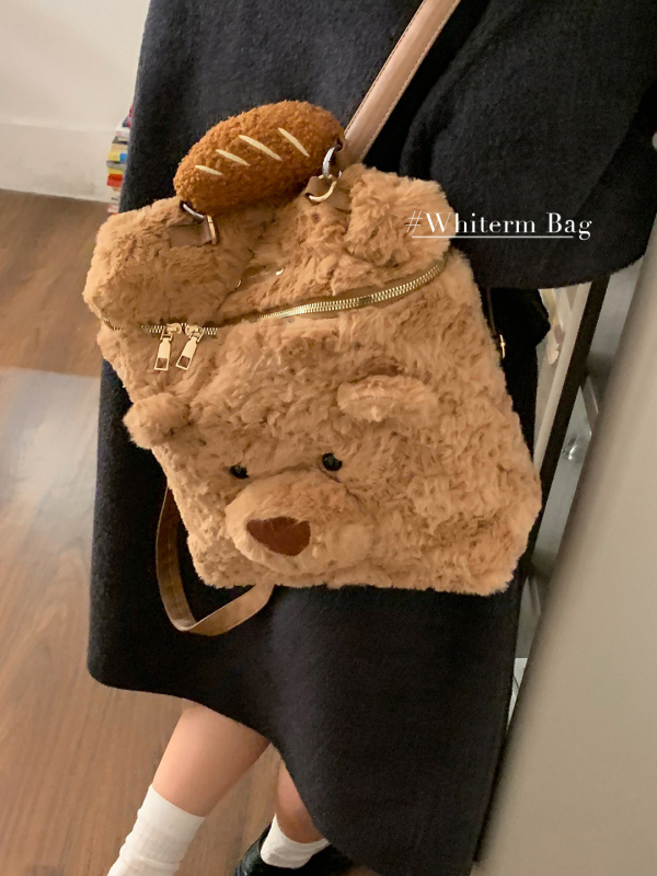 Плюшена раница с мече — градски минималистичен стил, зима 2025, подплата полиестер, цип за затваряне, вътрешен джоб с цип