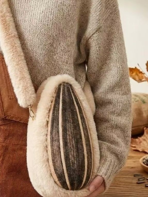 Pliš crossbody torba s oblikom školjke, zatvarač i pretinac za telefon