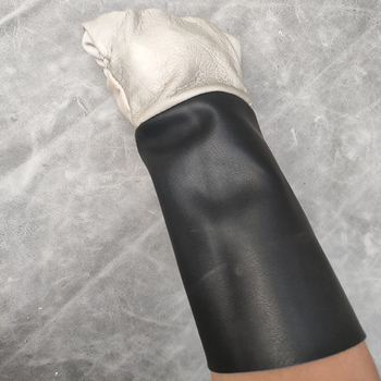 Zváracie rukavice z teľacej kože, odolné voči opotrebeniu, tepelno-izolačné, proti popáleninám, ohňovzdorné; dĺžky 38/26 cm; na zváranie