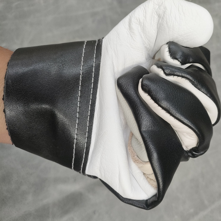 Zváracie rukavice z teľacej kože, odolné voči opotrebeniu, tepelno-izolačné, proti popáleninám, ohňovzdorné; dĺžky 38/26 cm; na zváranie