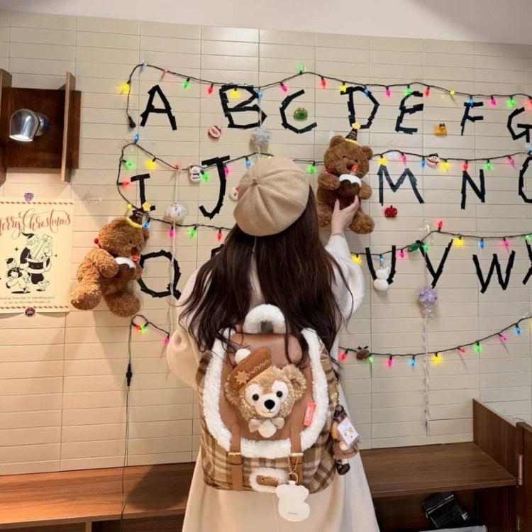 Плюшена раница за студенти – уличен стил, тема Дъфи Коледа, затваряне с капак, джоб за телефон, подплата, голям капацитет