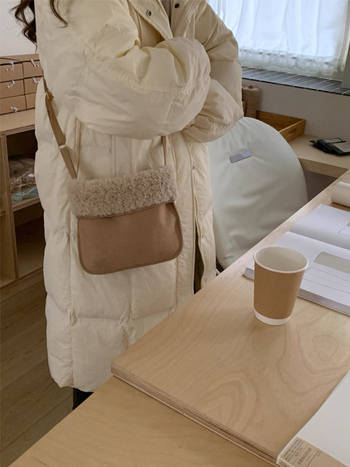 Crossbody torba od velura, vertikalnog kvadratnog oblika, džep za telefon, podstava od poliestera, otvorena gornja stranica