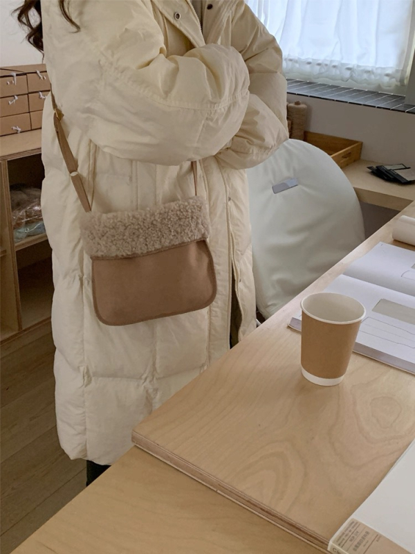 Crossbody torba od velura, vertikalnog kvadratnog oblika, džep za telefon, podstava od poliestera, otvorena gornja stranica