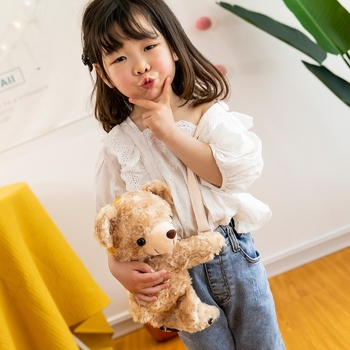 Geantă crossbody din pluș în formă de urs pentru femei, cilindrică, cu fermoar și buzunar interior pentru telefon