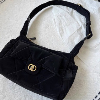 Vunena quiltirana crossbody torba s vodoravnim kvadratnim oblikom, zatvaranje zatvaračem, unutarnji džep sa zipom, jedna naramenica, gradski stil
