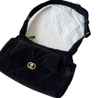 Vunena quiltirana crossbody torba s vodoravnim kvadratnim oblikom, zatvaranje zatvaračem, unutarnji džep sa zipom, jedna naramenica, gradski stil