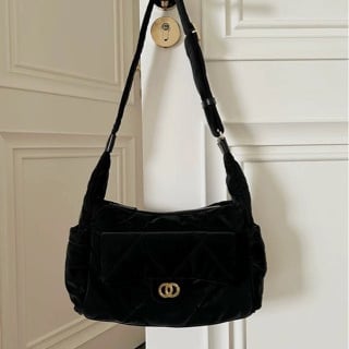 Vunena quiltirana crossbody torba s vodoravnim kvadratnim oblikom, zatvaranje zatvaračem, unutarnji džep sa zipom, jedna naramenica, gradski stil
