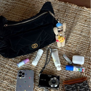 Vunena quiltirana crossbody torba s vodoravnim kvadratnim oblikom, zatvaranje zatvaračem, unutarnji džep sa zipom, jedna naramenica, gradski stil