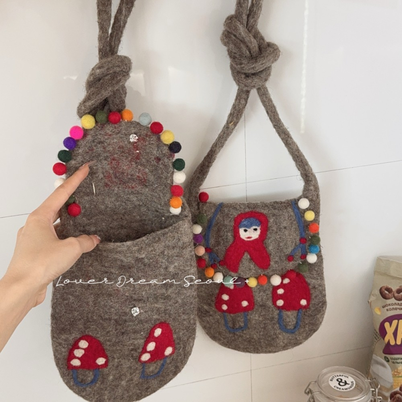 Lover Dream crossbody torba od vunenog filca za žene — vertikalni kvadratni oblik, podstava od poliestera, otvor s poklopcem, unutarnje višestruke džepove, jedan naramenicu, jesen 2025