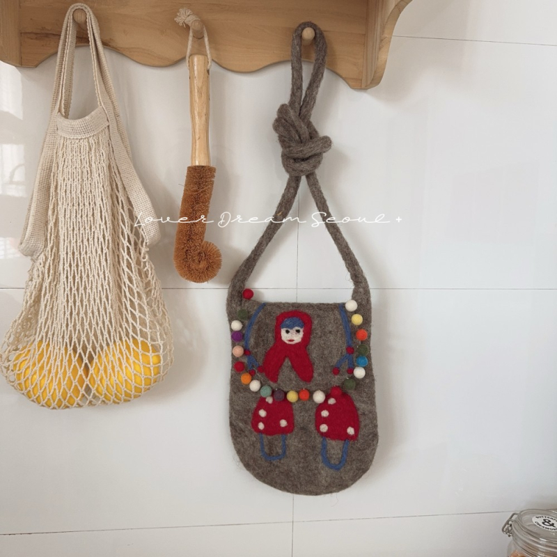 Lover Dream crossbody torba od vunenog filca za žene — vertikalni kvadratni oblik, podstava od poliestera, otvor s poklopcem, unutarnje višestruke džepove, jedan naramenicu, jesen 2025