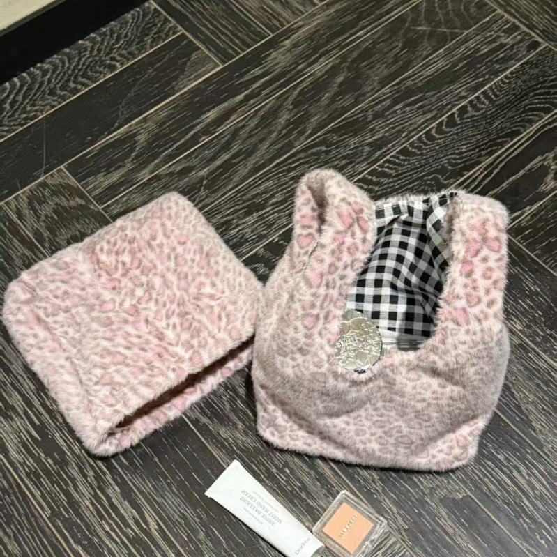 Kutijasta plisirana torbica s leopard uzorkom, ručno nošenje, otvoreni vrh, podstava od netkanog materijala, gradski minimalistički stil