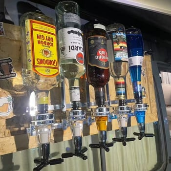 Rack montat pe perete pentru turnarea băuturilor spirtoase cu bază de măsurare, capacitate 1000 ml+, plastic, stil modern minimalist, 1 buc., ambalaj carton