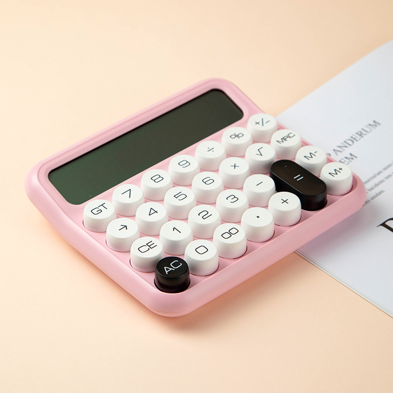 12 számjegyű nagy kijelzős számológép, csúszásmentes billentyűzet, mechanikus tapintású billentyűk, AA elemről működik