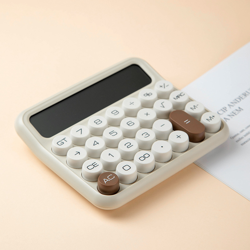12 számjegyű nagy kijelzős számológép, csúszásmentes billentyűzet, mechanikus tapintású billentyűk, AA elemről működik