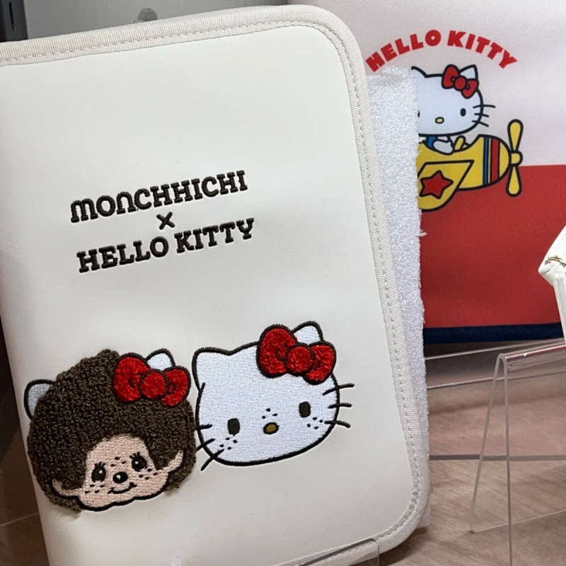 Japanskog stila Monchhichi Kitty – plišani planer s šivanom motivom, torbica za putovnicu i organizator putnih kartica (PU materijal, poliester podstava, srednja tvrdoća, unutarnje odjeljenje, izlazak jeseni 2025)