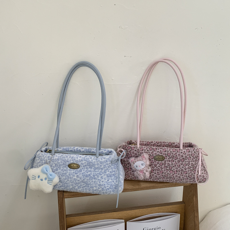 Leopard print velur torbica do pazuha, oblik kante, otvoreni vrh