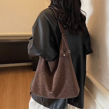 Ženska torba za podlakticu kvadratnog oblika od PU velura, zatvaranje na zip, unutarnji pretinci: džep s zipom, džep za mobitel i džep za dokumente, jedna naramenica, poliester podstava
