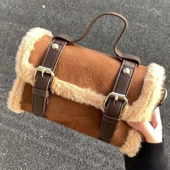 Crossbody torbica, mala kvadratna silueta, poliester, podstava od zeca, zatvaranje kapom, proljetno izdanje 2025 (Materijal: poliester; Podstava: zec; Zatvaranje: kapica; Silueta: mala kvadratna; Izdanje: proljeće 2025)